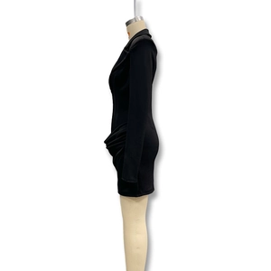 Dettaglio delle pieghe laterali e della vita arricciata su un abito blazer nero a V