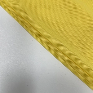 Nahaufnahme von gelbem Netzgewebe mit atmungsaktiver Textur und feiner Webstruktur