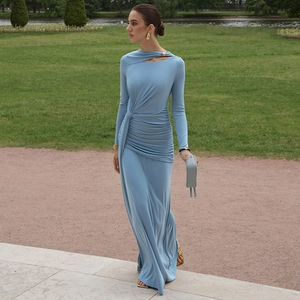 Détail de robe bleu clair avec découpe asymétrique et plis à la taille ajustée
