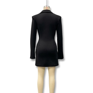 Dettaglio delle cuciture posteriori sul vestito blazer nero a maniche lunghe e aderente