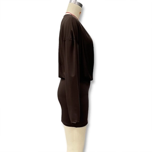 Vista laterale del vestito nero a maniche lunghe con design sciancrato su manichino