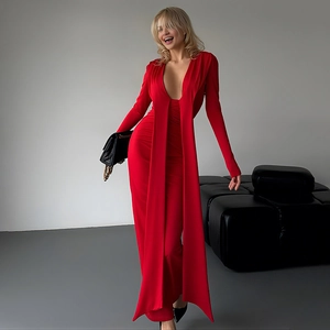 Détail d'une robe rouge élégante à décolleté en V profond avec rubans et coupe ajustée