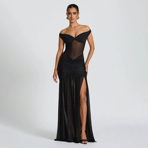 Detail der transparenten Korsett-Taille mit Netzstoff und hohem Schlitz am Abendkleid