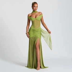 Detail von gerafftem limettengrünem Kleid mit Netzeinsatz und hohem Seitenschlitz