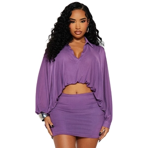 Ensemble violet deux pièces pour femme avec haut à manches longues et mini-jupe en tricot