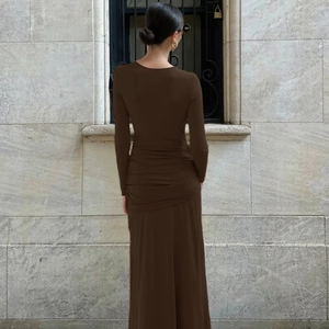 Vue de dos détaillée d'une robe longue marron à manches longues avec drapé à la taille