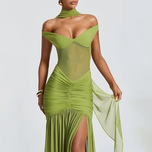 Detailansicht olivgrünes Midikleid mit Netzeinsatz und hohem Schlitz für Damen
