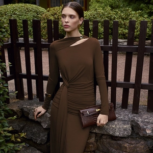 Robe longue marron ajustée avec décolleté asymétrique ajouré et détails de fronces