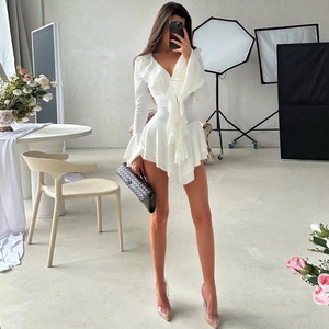 Détails de la robe blanche à col en V avec volants élégants et manches évasées fluides