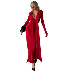 Robe de soirée rouge ajustée à manches longues avec décolleté en V profond et rubans