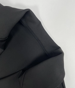 Vista macro dettagliata del tessuto a maglia nero elastico con cuciture piatte di qualità