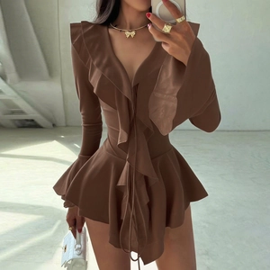 Détail d'une robe marron café à col en V avec volants superposés, manches cloches et mini