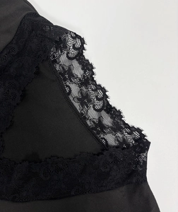 Vue macro détaillée de la bordure en dentelle noire et du tissu tricoté du haut chic