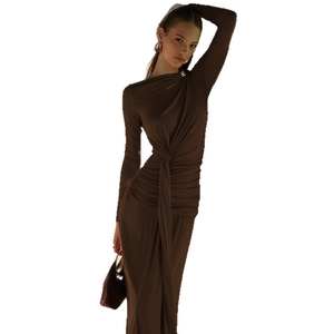 Robe longue marron foncé ajustée à manches longues avec drapé et détail métallique