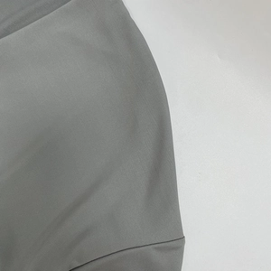 Dettaglio del tessuto grigio per abito a maniche lunghe con trama a maglia di alta qualità