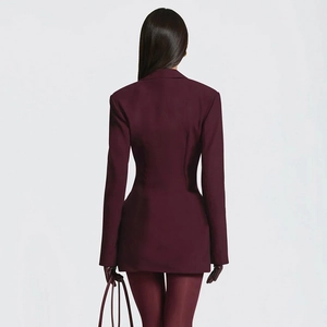 Vista posteriore di un abito blazer bordeaux a maniche lunghe con elegante vita sciancrata