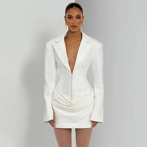 Dettaglio dell'abito blazer bianco con scollo a V, pieghe in vita e bottoni decorativi