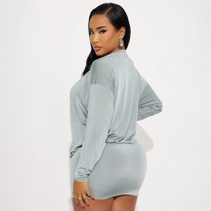 Completo donna 2 pezzi grigio chiaro con top a maniche lunghe e gonna mini aderente