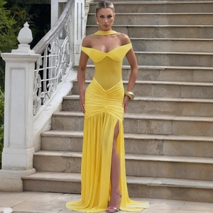 Elegantes gelbes schulterfreies Kleid mit Raffungen und hohem Schlitz für Abendveranstaltungen
