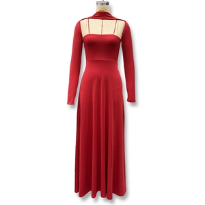 Détail d'une robe longue moulante rouge à manches longues avec design ajouré