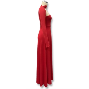 Gros plan détaillé d'une robe longue rouge ajustée avec découpe élégante à la poitrine