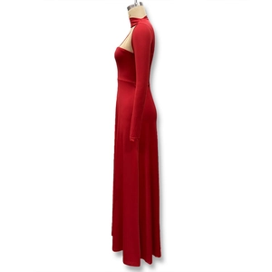 Détail d'une robe rouge à manches longues avec découpe poitrine et col haut élégant