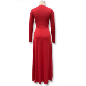 Vue détaillée du dos d'une robe maxi rouge ajustée avec une grande élasticité
