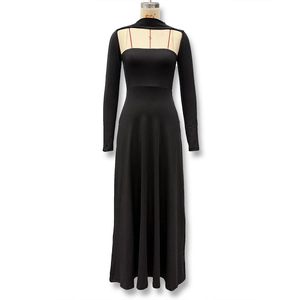 Détail de l'encolure découpée et du bustier intérieur sur la robe noire à manches longues