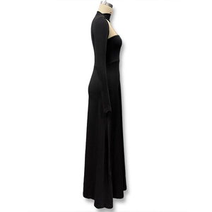 Détail de la robe noire moulante avec découpe style choker et manches longues élégantes