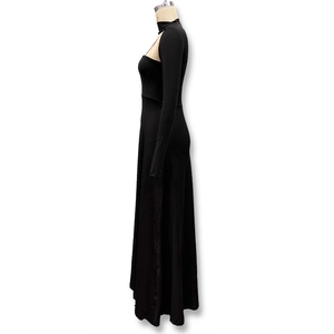 Vue détaillée de la robe moulante noire avec découpe asymétrique et col montant élégant