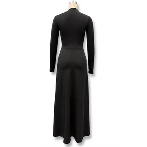 Vue arrière d'une robe longue noire ajustée à manches longues avec drapé en A