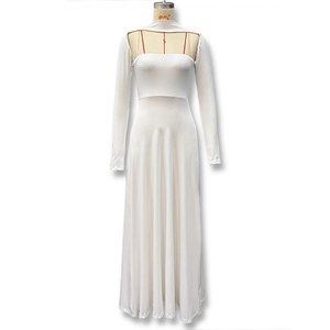 Détail d'une robe tube blanche à manches longues avec une coupe évasée ajustée sur un mannequin