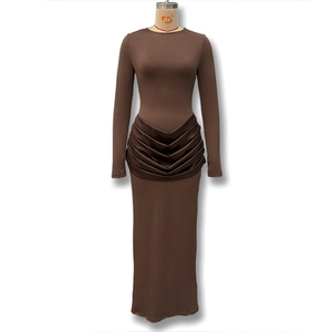 Détail de la taille froncée en V sur une robe longue moulante marron à manches longues
