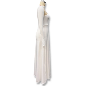 Détail d'une robe maxi blanche avec découpe au col montant et silhouette moulante chic