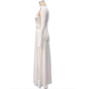 Vue latérale d'une robe blanche longue à manches longues avec taille ajustée et extensible