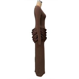 Détail de la robe maxi marron moulante avec volants superposés et taille froncée sur le côté