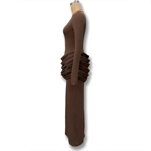 Détail latéral des fronces élégantes sur la robe longue marron foncé à manches longues
