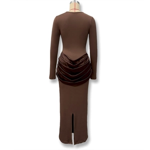 Détail des fronces au dos et de la fente sur cette robe longue marron à manches longues