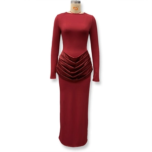 Détail de la robe rouge à manches longues avec taille froncée et plis en satin chic