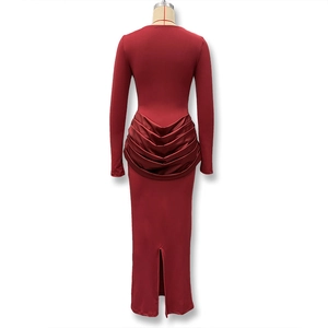Détail d'une robe moulante rouge élégante avec taille froncée et fente à l'arrière