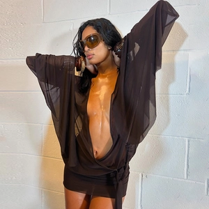 Sexy tiefem V-Ausschnitt dunkelbraun Netz-Minikleid mit transparenten Fledermausärmeln
