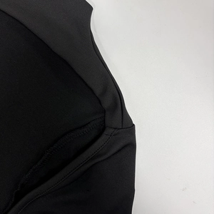 Vue macro détaillée montrant les coutures précises et la texture tricotée du tissu noir