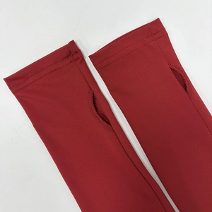 Détail de manchons rouge foncé avec passe-pouce et coutures doubles renforcées de qualité