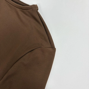 Vue détaillée de la couture d'épaule et du tissu tricoté de la robe marron café