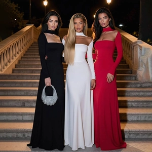 Robe de soirée longue moulante à manches longues en noir, blanc et rouge avec col carré