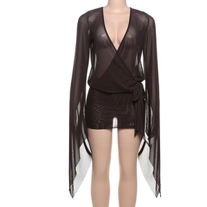 Detail eines dunkelbraunen transparenten Mesh-Wickelkleides mit ausgestellten Ärmeln und V-Ausschnitt