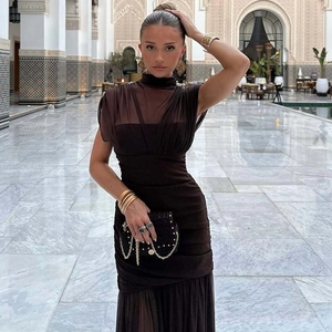 Λεπτομέρεια από σκούρο καφέ φόρεμα με σούρες, διχτυωτό ένθετο και ψηλή λαιμόκοψη