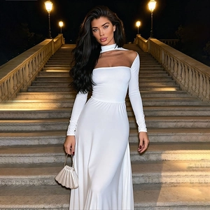 Robe longue blanche élégante avec découpes et coupe ajustée pour une soirée chic et moderne