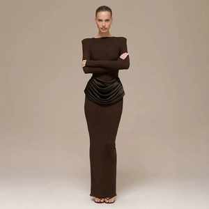 Détail de la taille froncée marron foncé sur cette robe longue moulante chic
