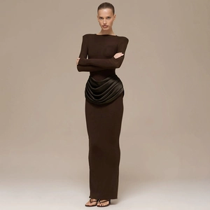 Détail de la taille plissée en satin sur une robe longue moulante marron élégante